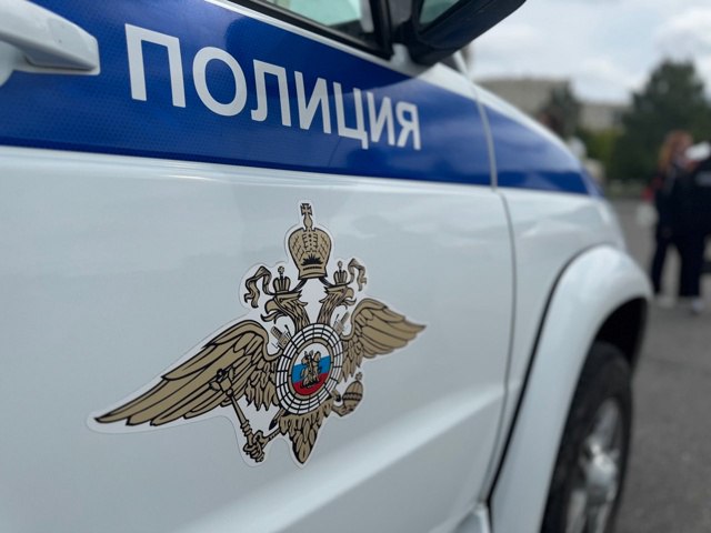В Кунашакском районе полицейские задержали подозреваемого в незаконной охоте на лося В Отдел МВД России по Кунашакскому району поступило сообщение от охотничьего инспектора Куяшского охотничьего хозяйства об обнаружении туши убитого лося вблизи озера Теренкуль Прибывшие на место происшествия сотрудники уголовного розыска задержали подозреваемого Им оказался 45 летний мужчина имеющий статус охотника с 2012 года Полицейские установили что подозреваемый на личном автомобиле выехал в лесной массив вблизи озера Теренкуль Кунашакского района Увидев лося на небольшом расстоянии он произвел прицельный выстрел убив животное после чего вместе со своим знакомым приступил к разделке туши Во время этого они были обнаружены охотничьим инспектором который вызвал сотрудников полиции В ходе задержания у мужчины изъято охотничье ружье Вепрь патроны охотничий нож топор и туша лося Причиненный ущерб Министерству экологии Челябинской области оценен в 80 тысяч рублей В отношении задержанного отделением дознания ОМВД России по Кунашакскому району возбуждено уголовное дело по признакам преступления предусмотренного пунктом а части 1 статьи 258 УК РФ Незаконная охота Подписаться на Полицию Южного Урала мвд74 полиция74 полицияюжногоурала челябинскаяобласть кунашакскийрайон незаконнаяохота