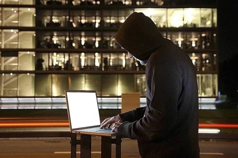 В МВД перечислили ключевые фразы мошенников с дипфейками В ведомстве посоветовали сразу прекращать общение если граждане услышали любую из этих фраз Мама папа я в беде срочно нужны деньги У меня проблемы помоги Это срочно переведи деньги на карту Это ваш руководитель в связи с проверкой с вами сейчас будет связываться сотрудник ФСБ Дипфейк это поддельный видео аудио или фотоматериал созданный с помощью ИИ который может имитировать внешность и голос реального человека Подписаться на truekpru Читать нас в MAX