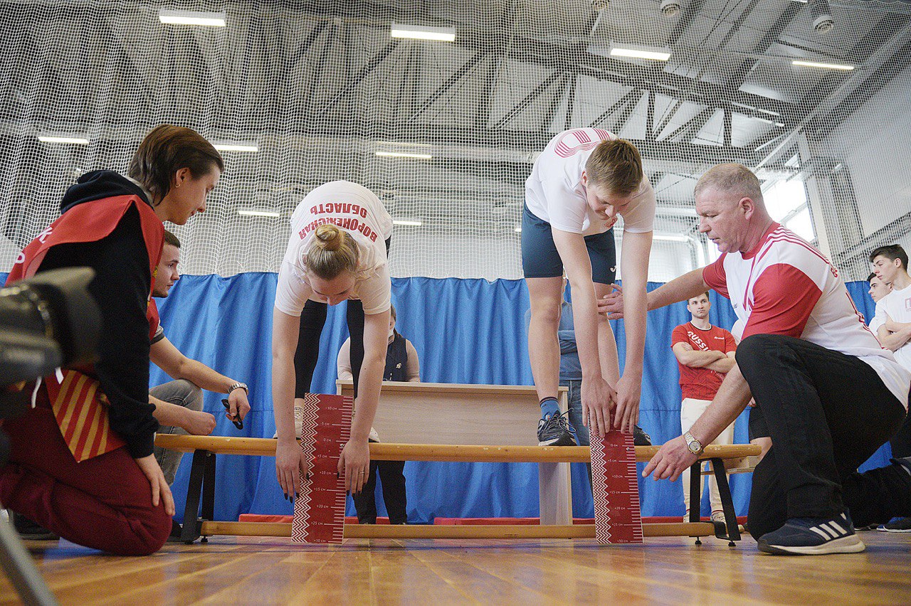 Воронежские спортсмены стали чаще участвовать в соревнованиях различного уровня На оперативном совещании у Губернатора в правительстве области обсудили результаты календарного плана физкультурных и спортивных мероприятий региона за 2025 год В 2025 году количество участников соревнований из Воронежской области выросло на 21 по сравнению с прошлым годом Более 15 000 спортсменов и тренеров приняли участие в более 1 400 всероссийских и международных стартах Результат свыше 3 5 тысячи медалей Особенно громко Воронеж звучал в спортивной гимнастике плавании гребле лёгкой атлетике прыжках в воду гиревом спорте каратэ универсальном бое и спортивном ориентировании За год в регионе прошло 750 физкультурных и спортивных мероприятий объединивших более 150 тысяч участников Отдельное внимание поддержке участников СВО В региональную сборную спортсменов с поражением опорно двигательного аппарата входят 16 участников СВО двое из них представляют уже сборную России В 2025 году они приняли участие в 12 соревнованиях всероссийского и международного уровня Подробнее   govvrn ru news 2026 01 12 10956 Правительство Воронежской области Подписаться на канал в МАХ