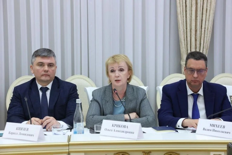 Нарушения при реализации программы развитию сел выявили в Самарской области По инициативе губернатора Вячеслава Федорищева проверили как реализуется программа комплексного развития сельских территорий КРСТ Судя по результатам проверки она была не зря Оказалось что в Нефтегорском районе при проектировании очистных сооружений заменили оборудование на другое которое не соответствовало проекту Подрядчиком была компания Эверест С ней заключили 24 соглашения в районе на общую сумму почти 2 5 миллиарда рублей При этом в фирме числились всего 24 сотрудника Почти по всем контрактам она нарушала сроки и обязательства Руководитель счетной палаты Олька Крикова отметила в отчете что есть риск что в селе Утевка не построят те очистные сооружения на которые выделили деньги Вячеслав Федорищев поручил обратить внимание на те контракты которые дорожают после начала работ Нарушения будут пресекать в соответствии с законом чтобы не допустить нерациональных трат бюджета   КП Самара в MAX