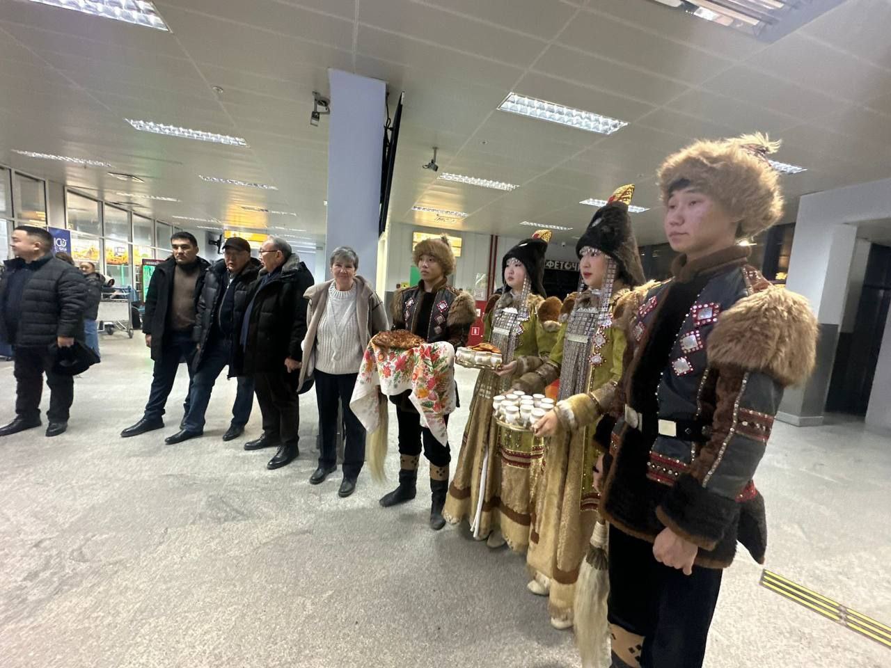 Якутск встретил первых участников республиканского антифашистского форума  С 4 по 6 ноября в Якутске пройдет республиканский Антифашистский форум Народ и армия едины В рамках мероприятия состоится открытие выставки трофейной техники живое общение с представителями восточного и южного военных округов показ документальных фильмов и концерт с участием военных Также запланированы встречи с главами районов и молодежью   Сегодня утром в аэропорту столицы республики организаторы встретили первых участников форума военнослужащих Встреча прошла в традиционном якутском духе гостеприимства minmolYakutia   t me sevzarya ulusmedia