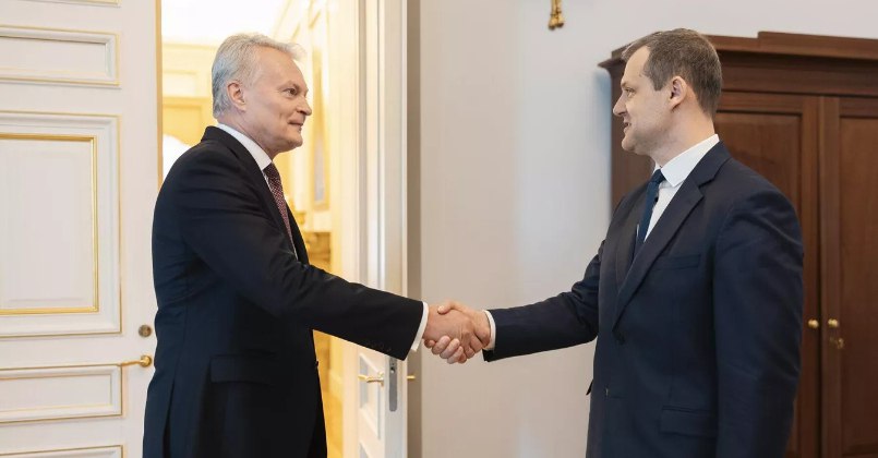 Президент Литвы дал премьеру две недели на раздумья о его будущем на посту  Президент Литвы Гитанас Науседа потребовал от премьера Гинтаутаса Палуцкаса в течение двух недель либо объяснить обвинения, либо подумать об отставке.  Повод — новый скандал: компанию Garnis, где у Палуцкаса доля, связывают с бизнесом жены его брата. Причём сделки происходили уже после того, как он стал премьером.  Сам Палуцкас говорит, что это стало для него «сюрпризом», но обещает всё разъяснить.