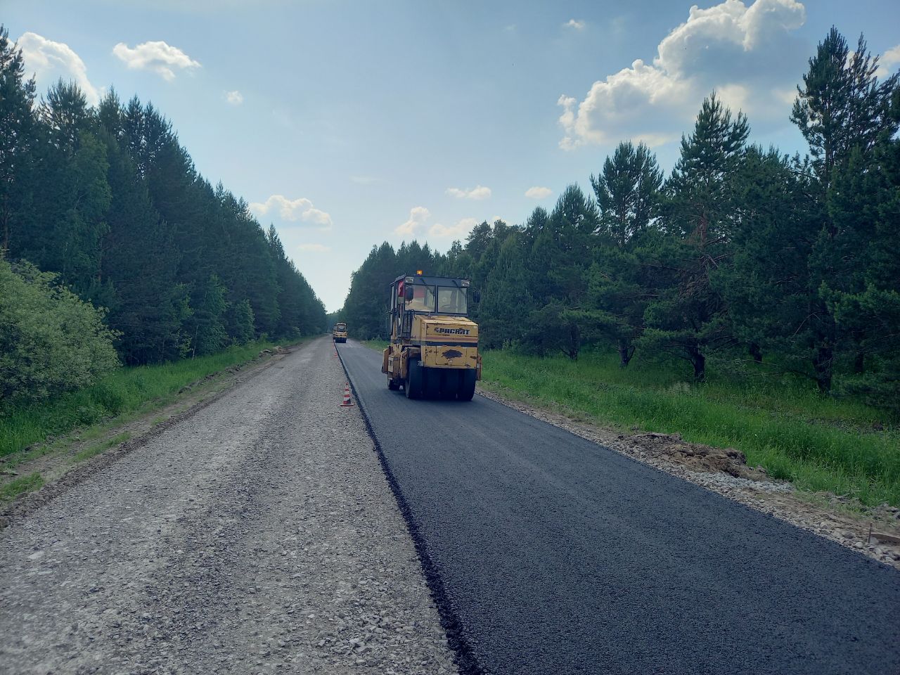 В Заводоуковском, Ялуторовском и Упоровском округах Тюменской области в рамках национального проекта "Инфраструктура для жизни" в этом году отремонтируют почти 35 км дорог Дорожный сезон стартовал ещё весной и сейчас ремонт идёт в каждом муниципальном округе. Так, в Заводоуковском округе в рамках национального проекта отремонтируют более 14-ти км дорог. Работы уже заканчиваются на автомобильной дороге Падун - Лебедёвка. Подрядчики приступили к укладке выравнивающего слоя асфальтобетона. Всего на этой дороге будет отремонтирован участок в четыре километра. Кроме того, в этом году ремонт проходит на автомобильных дорогах: Новая Заимка - Колесниково - Комиссарово с 14 по 15 км подрядчик закончил укладку асфальта ; Заводоуковск - Упорово с 18 по 23 км; Новая Заимка - Боровинка - Зоново - Бушуево с 10 по 15 км. В Ялуторовском округе отремонтируют почти 8 км дорог. Под ремонтные работы попали четыре участка на трёх автомобильных дорогах: Ялуторовск - Ярково с 12 по 14 км и с 50 по 52 км; Шадринск - Ялуторовск со 183 по 186 км; Зиново - Южное с 4 по 12,5 км. В Упоровском округе в 2025-ом приведут в норматив более 12-ти км дорог. Работы заканчиваются на автомобильной дороге Центральный - Емуртла - Видонова - граница Курганской области. Здесь будут отремонтированы два участка дороги протяжённостью почти 10 км. Уже уложен верхний слой асфальта, дорожники приступили к устройству обочин. Кроме того, ремонт уже проведён на автомобильной дороге: Упорово - Буньково - Тюменцева с 6 по 9 км. 1 фото - Заводоуковский округ, 2 фото - Ялуторовский округ, 3 фото - Упоровский округ #ГУСТО #нацпроектинфраструктура #нацпроект72