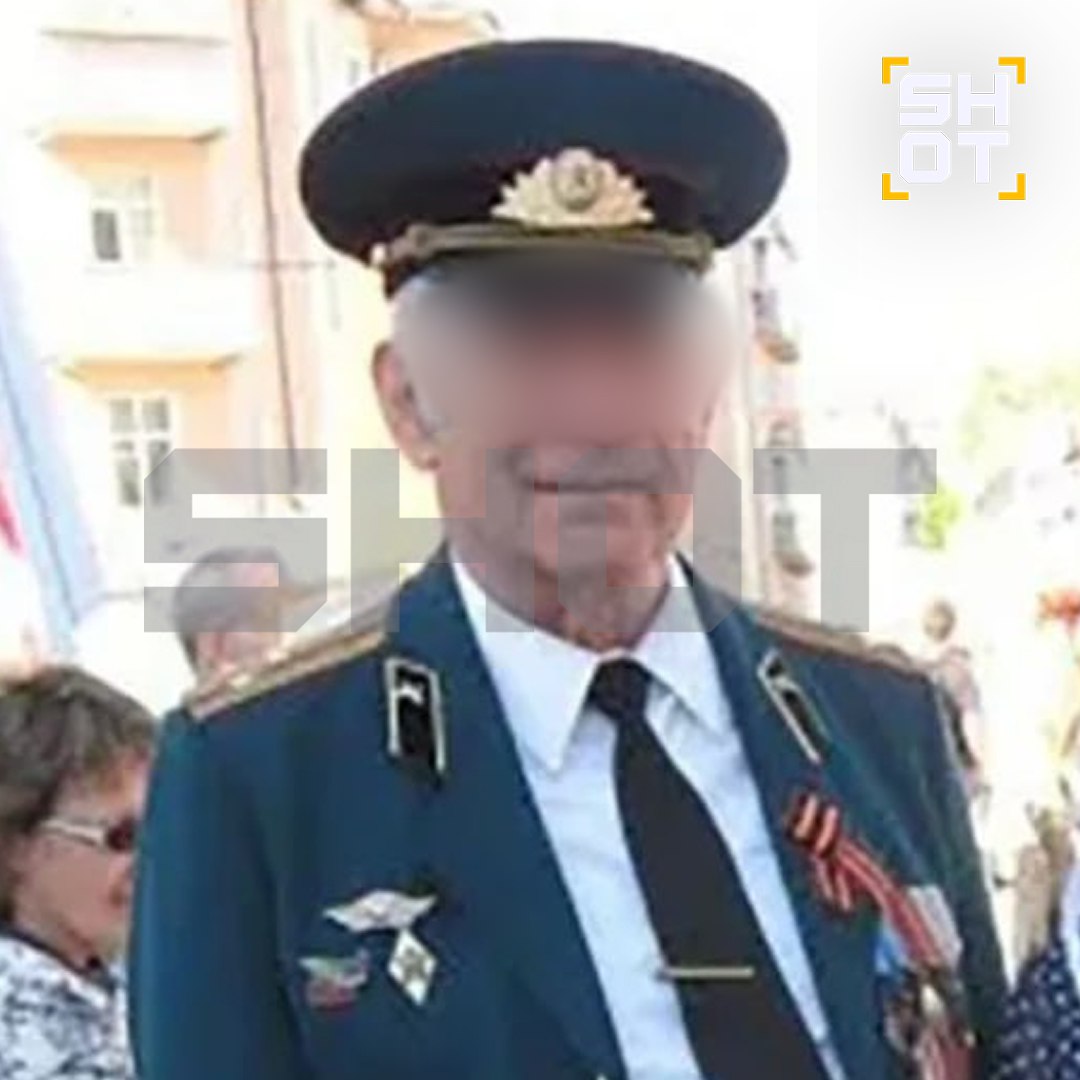 Отца главкома ВСУ Сырского выписали из клиники в Подмосковье Ранее у него обнаружили новообразование в головном мозге и болезнь Паркинсона По информации SHOT выписка 86 летнего Станислава Сырского прошла 28 октября Его сын Александр Сырский смог перевести деньги с Украины и закрыть все счета отца в российских клиниках Он же оплатил его транспортировку домой во Владимирскую область Отца ВСУшного главкома перевозили в условиях строгой секретности Состояние Сырского старшего ухудшилось в апреле после перенесённого коронавируса Сначала его госпитализировали в государственную больницу во Владимире Сын узнал о тяжёлом состоянии отца сам вышел на связь и предложил дать денег на частную клинику В мае пенсионера перевезли в Москву а позже на реабилитацию в медцентр в Подмосковье До этого родители не общались с сыном из за разных позиций по СВО Мать и отец Сырского живут во Владимирской области поддерживают Россию и участвовали в акции Бессмертный полк пока позволяло здоровье Станислава Прокофьевича Сейчас пенсионер будет долечиваться у себя дома ему требуется поддерживающая терапия SHOT в MAX max ru shot