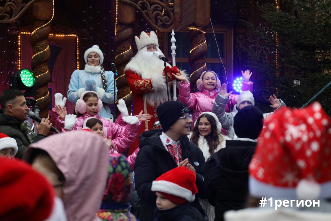 Новогодние поезда в поместье Деда Мороза в Беловежской пуще с 12 декабря запускает БЖД Об этом сообщили БЕЛТА в пресс центре БЖД Проект традиционно реализуется в период рождественских и новогодних праздников Совершить путешествие из столицы можно 12 13 20 21 24 25 декабря 6 7 9 10 января Поезд состоит из купейных вагонов в пути пассажиров будут сопровождать проводницы Снегурочки Состав отправляется из Минска вечером а с вокзала станции Брест Центральный утром в пущу туристов доставят на комфортабельных автобусах 1регион Больше новостей с pervyiregion