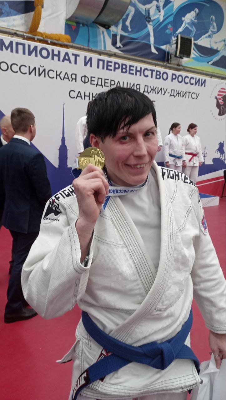 Архангелогородка Александра Иванова представит Россию на чемпионате мира по джиу-джитсу  Это право Александра завоевала после победы в национальном чемпионате, который прошел в Санкт-Петербурге.  Александра Иванова стала тринадцатикратной чемпионкой страны в дисциплине «файтинг» в весовой категории до 70 кг ей не было равных.  Поздравим землячку     Пока не уехал