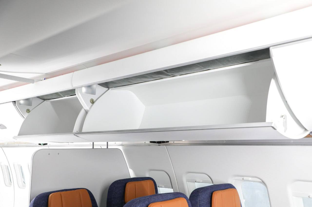 Сертификационные испытания Ил 114 300 МС 21 и SJ 100 завершаются первые поставки новых самолётов начнутся в этом году заявил глава Минпромторга Антон Алиханов Министр подчеркнул что сертификация проходит по российским и международным стандартам что вместе с началом эксплуатации поможет продвинуть лайнеры на рынки других стран Тем временем проведено импортозамещение интерьеров и багажных полок МС 21 и SJ 100 конструкторские испытания элементов пройдены успешно материалы соответствуют требованиям норм лётной годности по горючести дымо и тепловыделению запускается серийное производство фурнитуры для полок Функционал отечественных компонентов ничем не уступает импортным они полностью соответствуют требованиям по весу безопасности и прочности