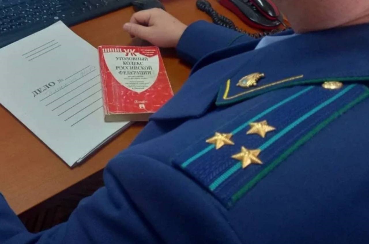 В Оренбурге осудили руководителя компании за гибель двух человек Центральный районный суд признал виновным директора фирмы обслуживавшей дымовые и вентиляционные каналы В декабре 2023 года из за ненадлежащего обслуживания вентиляции в квартире дома 3 по проезду Больничному скопились продукты сгорания газа что привело к смерти двух жильцов Суд назначил 2 года 6 месяцев принудительных работ с удержанием 10 зарплаты и лишил права заниматься обслуживанием вентиляционных систем на 2 года Прокуратура оценивает законность решения Фото прокуратура Оренбургской области