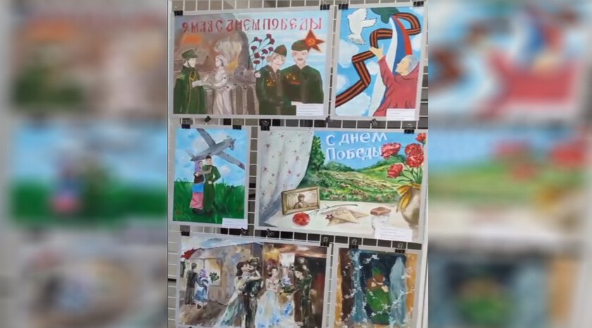 В Областном центре искусств в Мелитополе открылась художественная выставка ко Дню Победы Всего на экспозиции представлены 34 работы учеников детской художественной школы, сообщили в управлении культуры городского округа Мелитополь. «Каждый рисунок — это маленькая история, рассказанная детской рукой, но с глубоким пониманием и уважением к прошлому», — отметили организаторы выставки. Экспозиция включает батальные сцены, портреты ветеранов и зарисовки мирной жизни. Работы созданы под руководством преподавателей школы. Выставка приурочена к празднованию 80-летия Победы в Великой Отечественной войне. Скриншот: Официальный Телеграм-канал Управления культуры, спорта и молодежной политики администрации городского округа Мелитополь , VK и ОК и читайте новости на нашем сайте