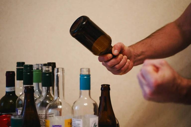 Телефон отдавай жизнь 15 летнего школьника едва не оборвалась во время жестокого нападения Весенний вечер для школьника из Северобайкальска начался обычно Он возвращался домой как вдруг у самого подъезда его путь преградили двое незнакомцев Мужчины явно были выпившими и вели себя агрессивно Их интересовала одна вещь смартфон в руках у парня Не долго думая они решили его отнять Один из нападавших сжимая в кулаке острые ножницы грубо приказал отдать телефон Подросток попытался вырваться но это только разозлило грабителей Второй мужчина не раздумывая ударил школьника по голове пустой стеклянной бутылкой Но и этого агрессорам показалось мало они продолжили избивать лежачего и беспомощного парня рассказывали ранее в СУ СКР Бурятии Спасла подростка только его собственная смелость Он начал громко кричать звать на помощь Это и спугнуло преступников они бросились бежать так и не забрав заветный телефон Подросток обратился в полицию Преступников задержали Суд признал мужчин виновными в разбойном нападении Один получил 3 5 года колонии другой 2 5 года Однако приговор еще не окончательный защита одного из осужденных подала апелляцию Окончательную точку в этом деле поставит Верховный суд Бурятии рассказали в пресс службе Северобайкальского городского суда Фото Светлана МАКОВЕЕВА