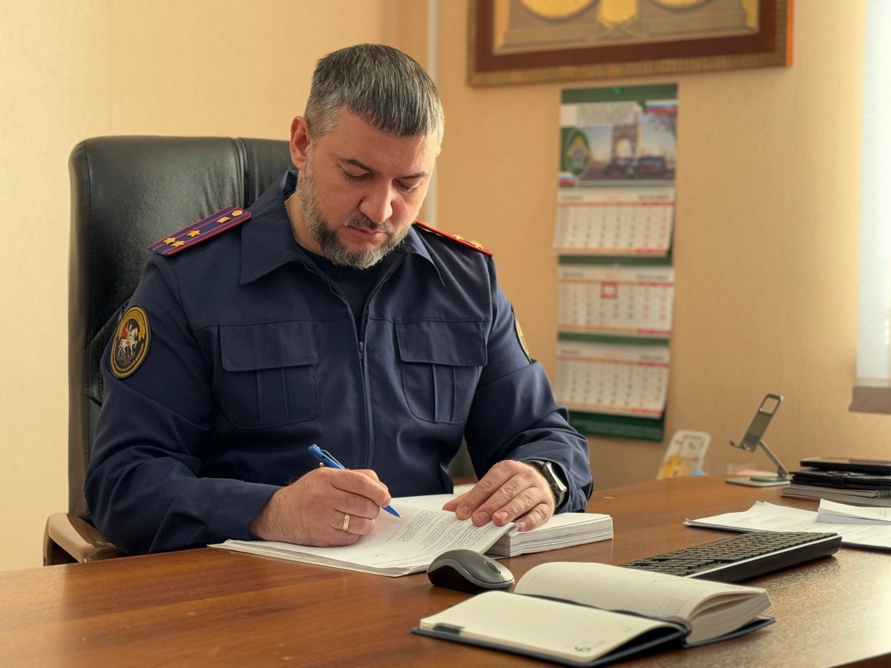 Следователи спустя 13 лет нашли предполагаемого виновного в смерти жительницы Тындинского округа Вторым отделом по расследованию особо важных дел следственного управления СК России по Амурской области завершено расследование уголовного дела по обвинению 36 летнего жителя Забайкальского края в совершении преступления предусмотренного ч 4 ст 111 УК РФ По данным следствия 30 декабря 2012 года в вечернее время обвиняемый работающий вахтовым методом в Амурской области находился в квартире потерпевшей в поселке Восточный Между обвиняемым и принимавшей его в гостях женщиной произошел конфликт в ходе которого он толкнул её отчего она упала на пол и испытывая злость к ней нанес ей множественные удары ногами и кулаками по голове и телу Через непродолжительное время потерпевшая скончалась на месте происшествия от травматического шока в комбинации с кровопотерей развившихся в результате осложнений закрытой тупой травмы груди и живота с разрывом печени и множественными переломами ребер Обвиняемый увидев что потерпевшая не подает признаков жизни покинул квартиру при этом не оказал ей необходимую помощь и не сообщил никому о совершенном преступлении уехав за пределы Амурской области Следственные мероприятия на протяжении длительного времени не давали положительного результата В связи с неустановлением лица совершившего этого преступление производство по уголовному делу было приостановлено В 2025 году уголовное дело возобновлено В результате детального изучения имеющихся доказательств и полученных по делу показаний свидетелей криминалистами удалось установить причастность к совершенному преступлению конкретного лица Его допрос с предъявлением неопровержимых данных позволил изобличить его в совершенном преступлении Обвиняемый дал последовательные и подробные показания о совершенном им преступлении раскаялся в содеянном Следствием собран необходимый объем доказательств уголовное дело с утвержденным прокурором обвинительным заключением направлено в суд для рассмотрения по существу Источник amursledcom gazeta bam Мы в МАХ