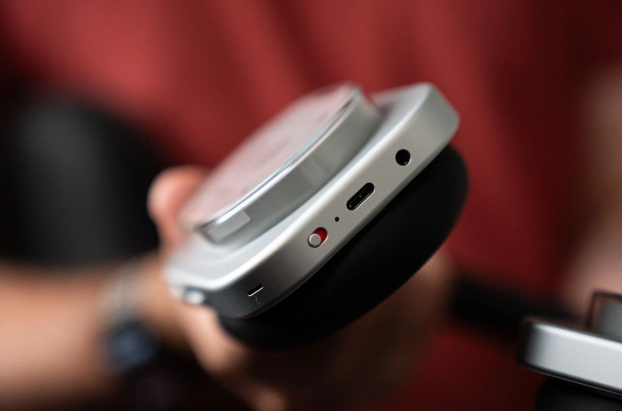 Nothing Phone 3 и Headphone 1!  Nothing представила Phone 3 — свой самый дорогой смартфон. Карл Пей позиционирует его как прямого конкурента iPhone 16, Galaxy S25 и Pixel 9.  Начинка соответствует цене. Snapdragon 8S Gen 4 с оперативкой до 16 ГБ и накопителем от 256 ГБ. Батарея на 5150 мАч использует новую технологию silicon-carbon — больше ёмкости в компактном корпусе. Зарядка 65 Вт проводная и 15 Вт беспроводная.  Экран OLED 6.67 дюйма стал в два раза ярче, чем у Phone 2. Впервые для Nothing — защита IP68. Все четыре камеры по 50 мегапикселей — три сзади, одна спереди. Обещают пять лет обновлений Android.  Главное изменение — новый Glyph Matrix. Вместо световых полос теперь круглый точечный LED-дисплей в углу задней панели. На нём можно показывать эмодзи, иконки приложений и играть в простые игры типа "камень-ножницы-бумага" или крутить бутылочку. Переключение между режимами — через тактильную кнопку на корпусе.  Essential Key — боковая кнопка из Phone 3A, которая запускает ИИ-пространство Essential Space. Оно анализирует скриншоты для напоминаний о событиях, транскрибирует и суммирует аудио встреч, работает как универсальный поиск по контактам и фото.  Предзаказы стартуют 4 июля, продажи — с 15-го. Цена стартует от 800 долларов  ~63 000 рублей .  Также компания показала свои первые полноразмерные наушники — Headphone 1 за 300 долларов  ~23 500 рублей . Главная фишка — кнопки разной формы: одни нажимаются, другие щёлкаются, третьи переключаются. По задумке, это поможет управлять наушниками на ощупь, не снимая их.   Дизайн узнаваемый — полупрозрачные детали на чашках в стиле Nothing, хотя общая форма напоминает AirPods Max. Внутри кастомные 40-мм драйверы, разработанные с HiFi-брендом KEF. Активное шумоподавление, пространственный звук, поддержка lossless — весь набор для флагманских наушников. Батарея держит 35 часов с ANC, есть защита IP52 от влаги. Предзаказы также с 4 июля.