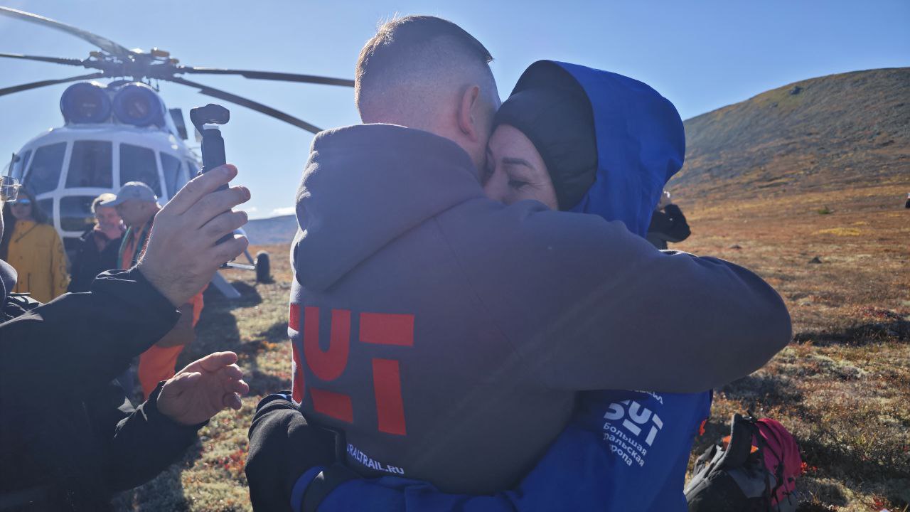 Путешественница из Миасса в одиночку прошла по Большой уральской тропе Накануне 11 сентября путешественница из Миасса Оксана Лыткина завершила самый протяженный горный переход по России за 120 дней женщина прошла с рюкзаком более 2300 километров по Большой уральской тропе от города Орска на границе с Казахстаном через Южный Урал до перевала Дятлова на Северном Урале Мое соло путешествие важный шаг для привлечения внимания к потенциалу туризма на Урале Мне кажется я доходчиво доказала что одиночные путешествия по таким масштабным маршрутам доступны заявила на финише Оксана Лыткина Поход Оксаны Лыткиной также важен для формирования единого туристического пространства Урала Подписаться Прислать новость Подпишись на МАХ