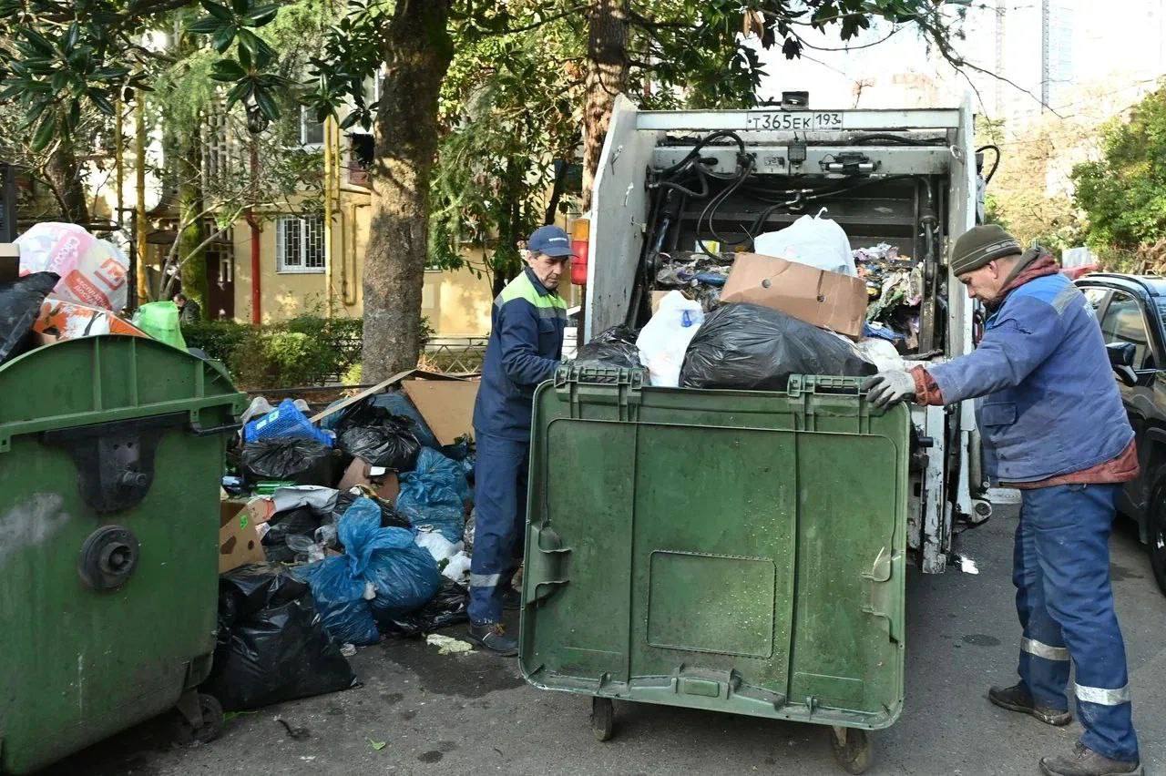 В Сочи усилят контроль за незаконным сбросом мусора Глава города Андрей Прошунин провёл обход Цветного бульвара и заметил что на некоторых контейнерных площадках скапливаются отходы особенно крупногабаритный и строительный мусор После этого в администрации прошло рабочее совещание по теме ТКО Поручено навести порядок усилить ежедневную уборку подключить управляющие компании работать вместе с полицией и Росприроднадзором привлекать нарушителей к ответственности Все случаи незаконного сброса зафиксированные камерами и жителями передают в правоохранительные органы Новости Сочи 24 Мы в MAX