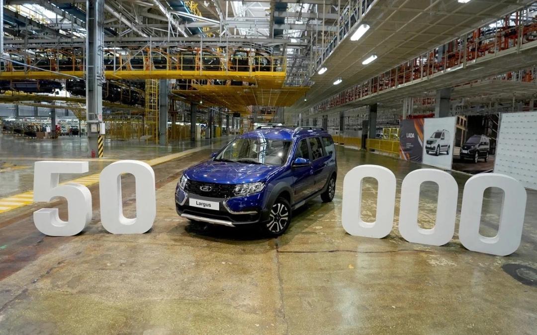 АвтоВАЗ выпустил юбилейный Lada Largus С конвейера автозавода «Lada Ижевск» сошел 50-тысячный экземпляр модели Lada Largus. Как сообщает пресс-служба АвтоВАЗа, им стал пятиместный универсал синего цвета «Капитан» в комплектации Comfort с мотором 106 л.с. АвтоВАЗ возобновил производство Largus весной прошлого года. До этого сборка автомобилей данного семейства была налажена на предприятии в Тольятти. Largus доступен в версиях универсал и коммерческий фургон. Также у пассажирского «Ларгуса» есть cемиместная и Cross-модификация. В базовых версиях Classic автомобиль получил восьмиклапанный 1,6-литровый бензиновый двигатель мощностью 90 л.с. Агрегат работает совместно с механической коробкой передач. В списке опций: ЭРА-ГЛОНАСС, АБС, кондиционер, электростеклоподъемники передних и задних дверей и центральный замок с дистанционным управлением. Для универсала в этой версии также доступен 16-клапанный двигатель мощностью 106 л.с.