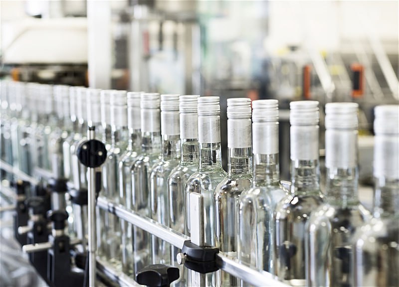 Производство алкоголя без учета пива пивных напитков сидра пуаре и медовухи в РФ снизилось 6 7 за 11 месяцев 2025 года по сравнению с аналогичным периодом 2024 года Падение продолжило тенденцию предыдущего года когда производство также демонстрировало спад свидетельствуют данные статистики Федеральной службы по контролю за алкогольными табачным рынками BELU ABRD Среди крепкого алкоголя производство спиртных напитков крепостью свыше 9 уменьшилось на 3 5 В структуре этой группы сократились выпуски водки и коньяка тогда как производство ликеро водочных изделий и других спиртных напитков напротив выросло При этом заметно увеличилось производство винной продукции Выпуск виноградного вина вырос на 11 6 а игристых вин на 8 2 jkinvest news jkinvest