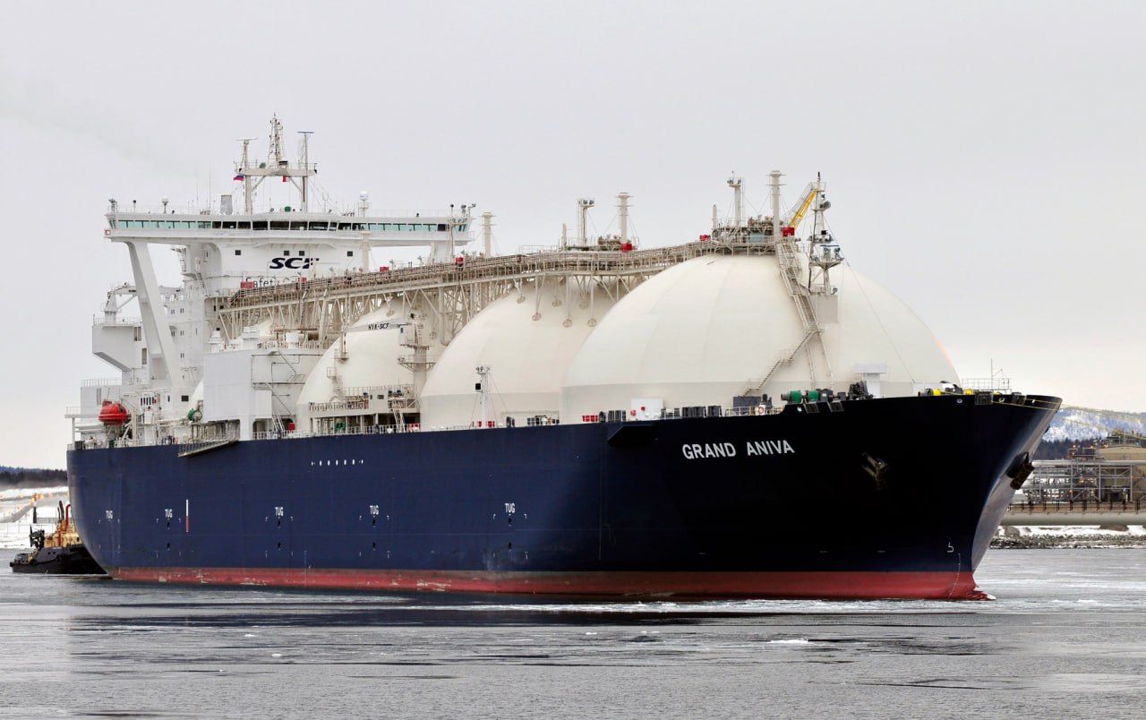 Сталь для судов газовозов созданная в России выдерживает экстремальные температуры Высокопрочную сталь с содержанием азота для судов газовозов выдерживающую экстремальные температуры до 163 С представили ученые Центрального научно исследовательского института конструкционных материалов ЦНИИ КМ Прометей входящего в Национальный исследовательский центр НИЦ Курчатовский институт Разработчики подчеркивают что предложенное ими решение поможет в деле освоения Арктики   Уникальность стали заключается в том что в нее введен азот который упрочняет структуру материала но не увеличивает его стоимость сообщает ТАСС со ссылкой на ЦНИИ КМ Прометей Прочность стали в 740 МПа означает что каждый квадратный миллиметр стали выдерживает нагрузку до 75 кг Это намного прочнее чем у обычных конструкционных нержавеющих и других сталей прочность которых в среднем равняется 300 500 МПа Материал устойчив к коррозии кроме того будучи немагнитным он не мешает работоспособности морских приборов а вязкость позволяет ему долго не разрушаться в арктических условиях Ученые подчеркивают что все данные качества редко удается соединить в структуре одного материала Арктика Neftegaz Territory в MAX