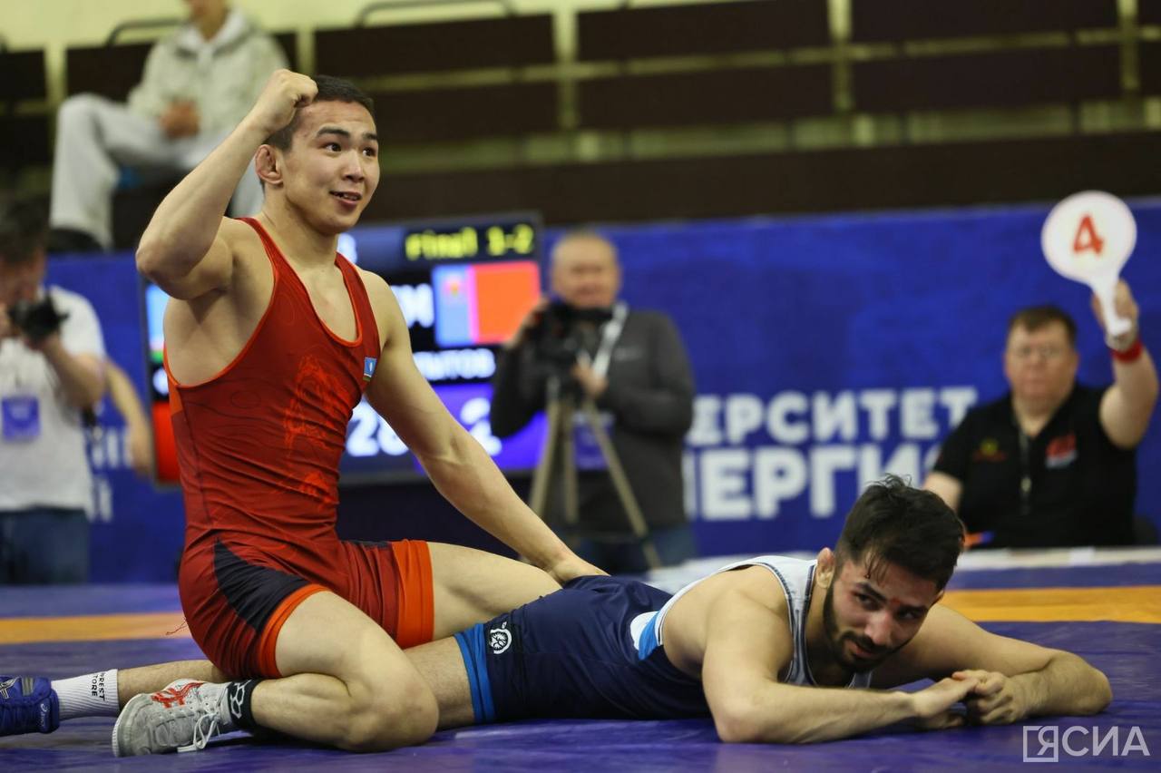Четыре борца из Якутии стали призёрами чемпионата России среди студентов Сборная Якутии по вольной борьбе завершила чемпионат России среди студентов с четырьмя бронзовыми медалями. На третью ступень пьедестала поднялись якутские борцы Любомир Ашеин, Алексей Антипин, Олег Фомин и Харысхан Баппагай. Об этом сообщили в Республиканском центре спортивной подготовки сборных команд, передаёт ЯСИА. В категории до 57 кг сборная добилась сразу двух бронзовых наград. Любомир Ашеин в зрелищной схватке со счётом 5:3 одержал победу над Жаргалом Баяндуевым из Бурятии. А Алексей Антипин одолел 9:4 Сослана Багатова из Северной Осетии — Алании. Прошлогодний чемпион России среди студентов Олег Фомин 74 кг в борьбе за третье место оказался сильнее 3:1 дагестанца Расула Хамоева. А Харысхан Баппагай в малом финале одержал верх над Эмиром Муцольговым из Москвы со счётом 5:3. Все новости #Яестьновость Обсудить