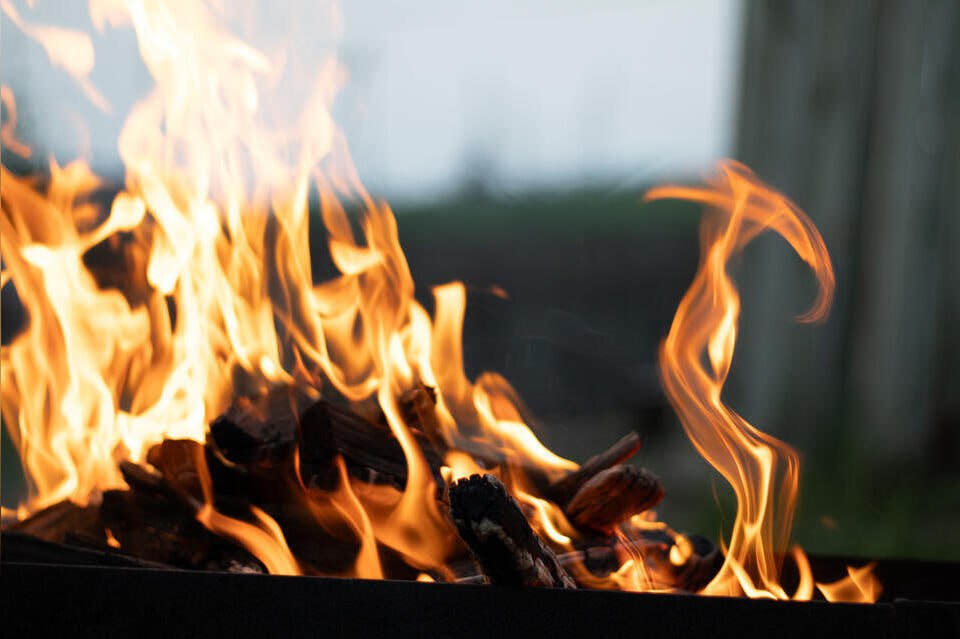 Мужчина сильно обгорел при пожаре в селе Усть Озерное В селе Усть Озерное Борзинского муниципального округа вспыхнул пожар в жилом доме По данным ГУ МЧС России по Забайкальскому краю огонь охватил около 20 квадратных метров На место прибыли пожарно спасательные подразделения 14 123 ГУ Забайкалпожспас а также добровольцы Совместными усилиями возгорание удалось ликвидировать В результате происшествия мужчина 1996 года рождения получил ожоги 70 80 поверхности тела и был госпитализирован Причины пожара выясняются