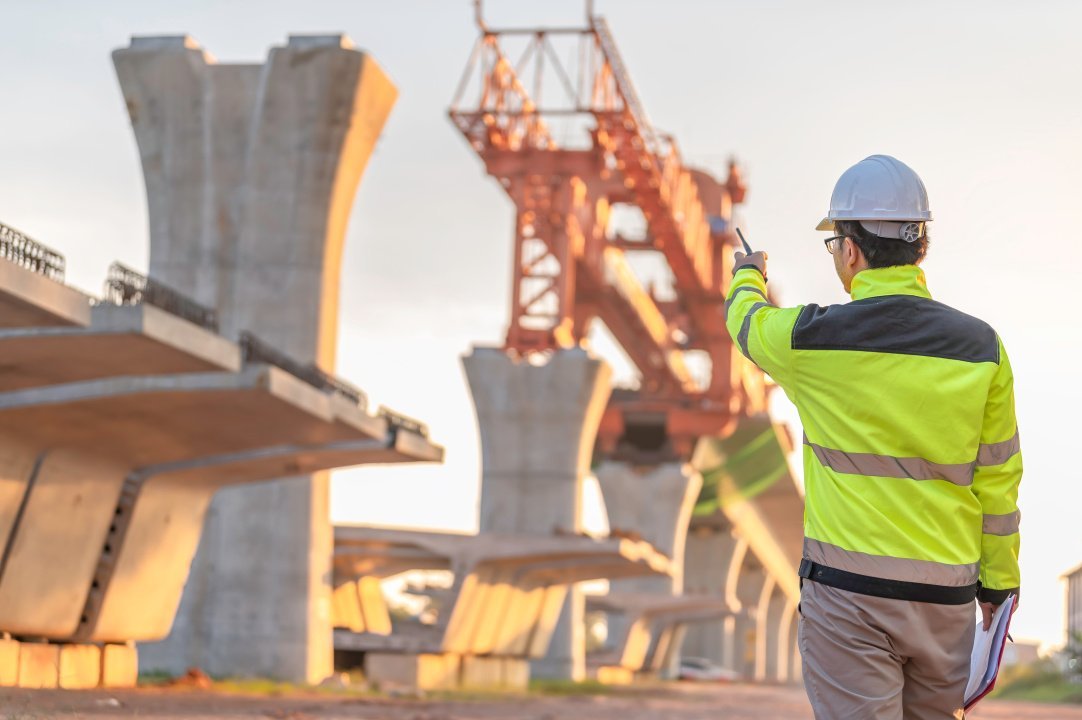 Требуется новый подход стратегия строительной отрасли РФ ждет перезагрузки в 2026 году Стратегия развития строительной отрасли утвержденная в 2022 году будет пересмотрена Обновленный вариант документа представят на утверждение правительства в течение 2026 года Об этом сообщил зампред правительства России Марат Хуснуллин на Международном экономическом форуме Россия Исламский мир KazanForum Ключевой причиной для актуализации стали изменившиеся условия в которых работает отрасль У нас произошли определенные изменения в стратегии пространственного развития Как минимум у нас появились присоединенные территории отметил Марат Хуснуллин добавив что серьезное влияние оказывают вызовы цифровизации и внедрения искусственного интеллекта Среди других приоритетов для обновления документа вице премьер назвал повышение доступности жилья и развитие новых технологий в промышленности стройматериалов Базовые ориентиры стратегии менять не планируется Стратегия это абсолютно живой механизм От целевых показателей мы не отходим но пути достижения целевых показателей мы где то подкорректируем подчеркнул Марат Хуснуллин