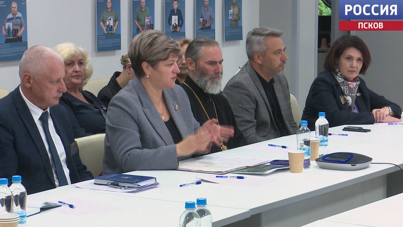 В Псковской области планируют создать электронную платформу для помощи семьям участников СВО По задумке она должна работать по принципу одного окна куда члены семей смогут обратиться со своей проблемой В нашем регионе проект реализует уполномоченный по правам ребенка в Псковской области Наталия Соколова совместно с коллегами из Москвы и Таганрога Они провели среди семей участников СВО опрос и выяснили какая поддержка кроме той что оказывает государство им сейчас необходима На встрече в фонде Защитники Отечества обсудили как могла бы работать будущая платформа и какие ресурсы можно было бы подключить К разговору присоединились социальные координаторы из муниципалитетов представители соцзащиты и НКО психологи и члены семей участников СВО Мы же видим что сегодня помощь со стороны государства оказывается беспрецедентная и льготами и обеспечением и техническими средствами реабилитации Но понимаем что эта помощь может быть и негосударственной с участием НКО общественных организаций специалистов Это может быть чат бот житель нашего региона нажав одну кнопку может найти для себя ответ Наталия Соколова уполномоченный по правам ребенка в Псковской области
