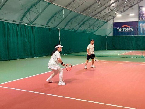 Международный теннисный турнир Кубок Единства прошёл в Калуге В калужском спорткомплексе Калужники прошёл уникальный теннисный любительский турнир Кубок Единства Участие приняли Послы дружественных стран Пакистана Сьерра Леоне Монголии КНДР временно поверенный в делах Омана а также представители посольств Китая и Таджикистана Соревнования приурочили ко Дню народного единства http gtrk kaluga ru news sport news 58918