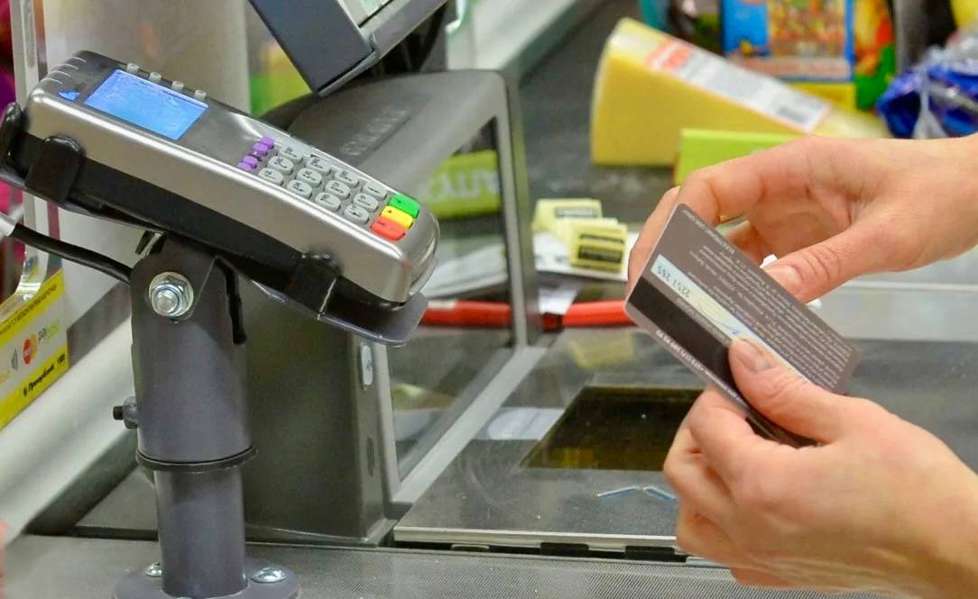 Жительницу Оренбурга задержали в Сочи за кражу с банковской карты В Лазаревском районе курорта сотрудниками уголовного розыска задержана 40-летняя приезжая, которая нашла на улице чужую кредитную банковскую карту и оплатила ею свои покупки в магазинах района на сумму более 11 000 ₽. Владелица карты обнаружила пропажу только на следующий день. Она заблокировала ее через мобильное приложение и сразу обратилась в полицию. Теперь за покупки за чужой счет приезжей грозит до 6 лет лишения свободы - в отношении нее возбуждено уголовное дело по ч. 3 ст. 158 УК РФ «Кража». Полиция напоминает! Если вы нашли чужую банковскую карту, не пытайтесь ею воспользоваться! Это уголовно наказуемое преступление! Полиция Сочи