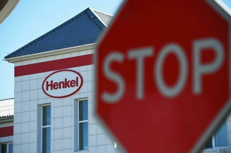 Немецкая химико-промышленная компания Henkel подала три заявки на регистрацию товарных знаков в России, следует из базы данных Роспатента. В частности, компания подала заявки на бренды Persil и Losk, широко известные российским потребителям. Напомним, что ранее, в марте 2022 года, Henkel прекратила все инвестиции, а также рекламные и спонсорские мероприятия в России. В мае 2023 года компания объявила о завершении сделки по продаже своих активов в РФ за 54 млрд рублей. Аналитики указывают, что возобновление патентов косвенно свидетельствует о желании Henkel вернуться в Россию, но также может оказаться просто частью маркетинговой стратегии компании по защите своих товарных знаков за рубежом.
