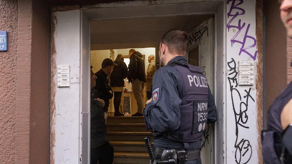 В Северном Рейне Вестфалии города лишают мигрантов пособий и требуют от них уехать из страны В ряде городов Рурского региона начали жестко бороться с так называемой социальной миграцией Как сообщает телерадиовещательная корпорация WDR в 2025 году Дуйсбург Гельзенкирхен Дортмунд и Хаген лишили социальных выплат 1181 гражданина Румынии и Болгарии и обязали их покинуть страну Больше всего таких решений принял Дуйсбург 556 затем Гельзенкирхен 506 Дортмунд 116 и Хаген 3 Основанием для таких мер стали правила ЕС о свободе передвижения работников Если гражданин Евросоюза не вносит достаточный вклад в собственное содержание за счет работы муниципалитет может лишить его статуса работника и соответственно права на пособия В Гельзенкирхене по данным WDR действует четкий порог если доход составляет менее трети прожиточного минимума трудовые отношения не признаются Мэр Хагена Деннис Ребайн намерен ужесточить подход и призывает ЕС повысить требования Сейчас по его словам достаточно работать пять с половиной часов в неделю чтобы считаться работником и получать пособия В Хагене живут около семи тысяч выходцев из Румынии и Болгарии 55 из них клиенты центра занятости что обходится городу примерно в 10 млн евро в год Нам нужна трудовая миграция Но целевая иммиграция в системы социального обеспечения которая безусловно существует встречает широкое неприятие подчеркнул Ребайн BILD Russian