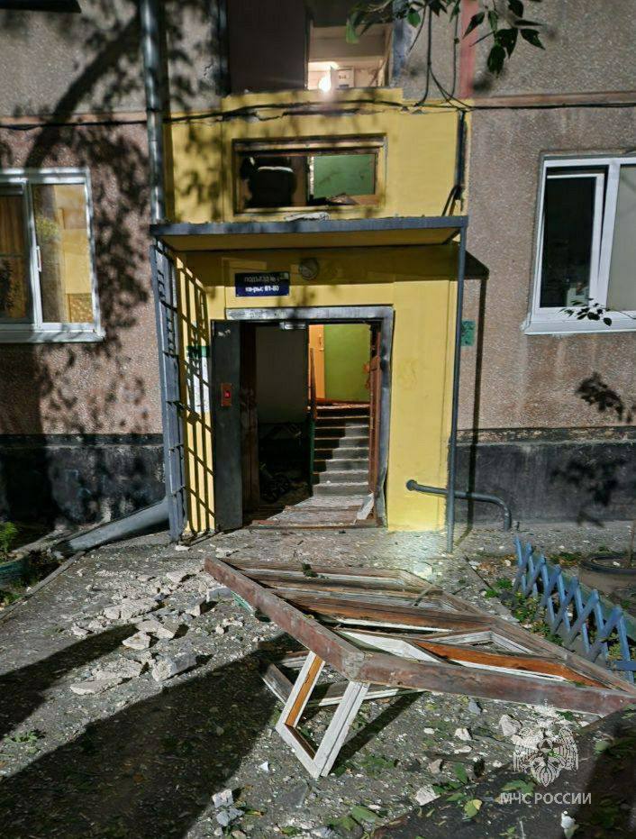 Взрыв газа произошел в пятиэтажке в Ангарске Иркутской области пострадали три человека По данным МЧС ранним утром в результате инцидента в квартире на первом этаже выбило окна Очевидцы также сообщают о поврежденных стенах Возгорания не последовало 79 жильцов в том числе 12 детей самостоятельно эвакуировались Двое из троих пострадавших госпитализированы Как уточняет пожарно спасательная служба Иркутской области под завалами может находиться человек СК возбудил уголовное дело по факту предоставления услуг не отвечающих требованиям безопасности Это Борус