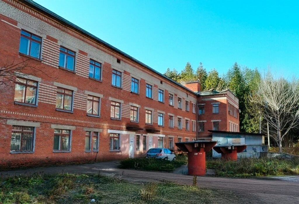 Систему здравоохранения Свердловской области «нагрузили» заброшенными зданиями После тотальной оптимизации на балансах медучреждений остались объекты, которые не используются годами, но требуют постоянных и существенных вложений. Депутаты комитета по социальной политике Заксобрания Свердловской области уже обратились в Минздрав региона с предложением провести ревизию и распродать весь неликвид, сократив таким образом вынужденные траты. Кроме того, парламентарии указывают, что средства можно было бы направить на прочий фонд, который крайне нуждается в ремонте. Впрочем, чиновники не спешат реализовывать эту идею, а в муниципалитетах говорят о необходимости восстановления части медучреждений. Нового витка диалога ждут осенью, когда в самом Минздраве закончится проверка работы предыдущей управленческой команды. Подробнее на «Правде УрФО»