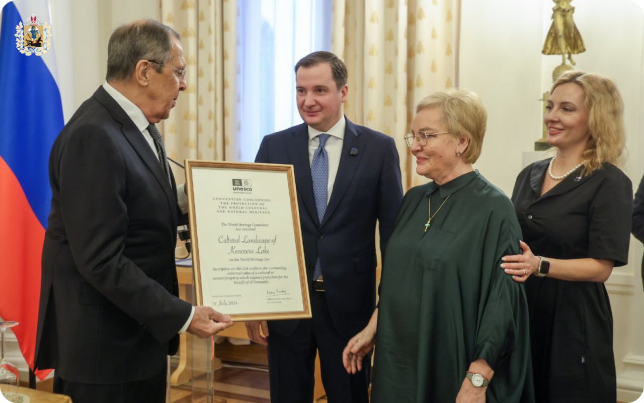 Сергей Лавров вручил Александру Цыбульскому и руководству нацпарка «Кенозерский» свидетельство объекта Всемирного наследия ЮНЕСКО    В Москве под председательством Министра иностранных дел России состоялось общее собрание Комиссии РФ по делам ЮНЕСКО, участие в работе которого принял губернатор Архангельской области.  «Заповеданное Кенозерье» – уникальное место, воплотившее в себе многовековую культуру Русского Севера. Это не просто памятники истории и культуры, а «живая» территория, где всё взаимосвязано: природа, культура, традиции и, конечно, люди. Почетный статус станет хорошим стимулом для привлечения туристов и развития инфраструктуры. Но это накладывает на нас и огромную ответственность за бережное сохранение культурно-исторического и природного ландшафта этих уникальных мест. — написал на своей странице глава региона.