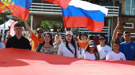 Молодежный фестиваль в Запорожской области собрал более 200 участников В Мелитополе состоялся фестиваль, посвященный Дню молодежи, который собрал более 200 участников. Об этом сообщили в Министерстве по молодежной политике Запорожской области. «Это пространство силы, энергии и идей нового поколения. В День молодежи мы не просто отмечаем праздник, мы подчеркиваем важность вклада молодых людей в развитие общества», — заявил министр по молодёжной политике региона Егор Логунов. ‼ Мероприятие проходило на двух площадках: в здании министерства и мультимедийном парке «Россия — Моя история». Программа включала четыре тематических блока: «Знай», «Люби», «Гордись» и «Приумножай». Особое внимание уделили встречам с Героями России и участниками СВО, а также образовательным лекциям от Общества «Знание». В рамках фестиваля прошла всероссийская акция в поддержку бойцов специальной военной операции и награждение активных волонтеров. , VK и ОК и читайте новости на нашем сайте