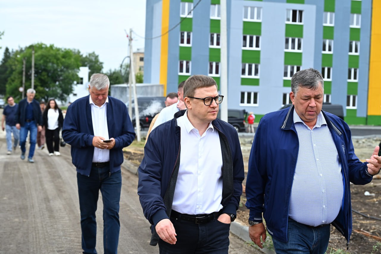 В поселке Тимирязевский построили новый дом для сотрудников крупного аграрного предприятия Первый аналогичный дом был сдан 7-8 лет назад. В новом пятиэтажном здании с тремя подъездами разместились 80 квартир: 40 одно- и двухкомнатных для семей сотрудников и 40 студий для молодых специалистов. Заселение запланировано на август. Квартиры предоставляются по договорам социального найма с последующим переходом в собственность после 10 лет работы. «Мне кажется, это отличный пример того, как реагировать на дефицит кадров. Сегодня эта тема актуальна. Мы помогаем в части образования, поддерживаем агроуниверситет и колледжи. Но самое главное – создавать условия на селе для работы, в том числе для молодых специалистов. Эту практику надо продолжать», - сказал глава региона. Во время рабочей поездки в Чебаркуль Алексей Текслер совершил разворот и осмотрел строящийся дом для детей-сирот и социальных работников, сдача которого задерживается уже на год. Выразив недовольство бездействием местных властей и подрядчиков, губернатор потребовал от главы Чебаркульского округа Владимира Пупырева незамедлительного решения проблемы, отметив недопустимость проволочек. Задержка была вызвана проблемами с подключением отопления из-за необоснованного отказа частной компании, отвечающей за теплоснабжение в поселке. После вмешательства ФАС проблема была решена, и дом, по словам министра, будет сдан 20 августа после устранения замечаний газовой службы.