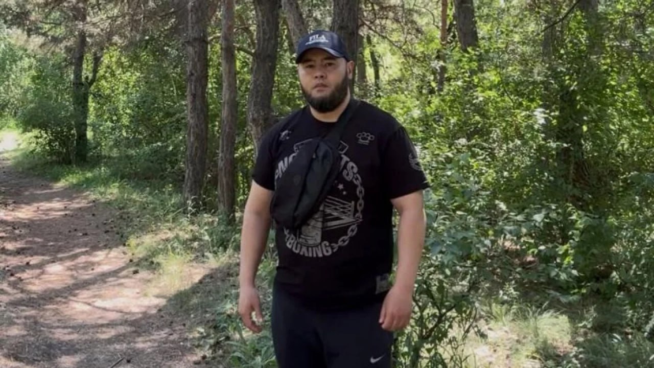 Северный казах сядет в тюрьму за разжигание межнациональной розни К трём годам и девяти месяцам тюрьмы приговорил суд кокшетауского блогера Аслана Толегенова Его признали виновным в разжигании межнациональной розни и распространении ложной информации Будучи автором и администратором канала на YouTube он опубликовал видеоролики которые согласно заключению экспертов направлены на возбуждение национальной розни Кроме того он распространял заведомо ложную информацию пояснили в суде Блогер признал вину По решению суда теперь он проведёт в колонии почти четыре года Аслан Толегенов в интернете известен под псевдонимом Nordkazakh Северный казах Его аудитория на YouTubе насчитывает более 180 тысяч подписчиков Блогер из Кокшетау известен своими провокационными высказываниями Часто он выпускал видеоролики в поддержку России против Украины Фото из инстаграма Аслана Толегенова t me orda kz