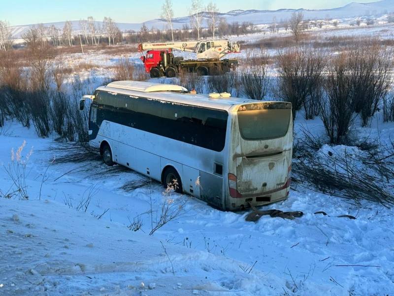 Автобус с вахтовиками перевернулся в Забайкалье — два человека погибли на месте  Авария произошла сегодня, 17 декабря, в Газимуро-Заводском районе края. По предварительной информации, водитель автобуса не справился с управлением и допустил опрокидывание.   Двоих пассажиров спасти не удалось. Четверых пострадавших, по данным Следкома, доставили в больницу.  Уточняется, что автобус перевозил сотрудников строительной компании. По факту ДТП возбуждено уголовное дело по признакам преступления, предусмотренного ч. 3 ст. 238 УК РФ.