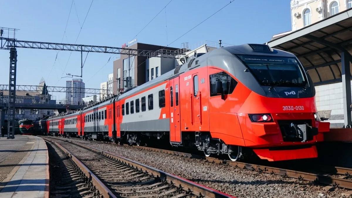 Пассажиры электричек в Приморье на фоне аномально жаркого лета жалуются на духоту и высокую температуру в вагонах. Причём речь идёт не только об обычных пригородных составах – в электропоезде до аэропорта ситуация не лучше. Открытые окна не помогают, а единственное спасение – обмахиваться всем, что сойдёт за веер. Проблема в том, что некоторые электропоезда вовсе не имеют системы охлаждения вагонов, но отказаться от них пока нельзя, а в тех, что кондиционеры есть, порой случаются поломки. Во Владивостоке с начала лета установлено уже шесть рекордов температуры. И если на улицах города очень жарко, то в электричках – тем более. Кондиционеры есть не во всех поездах, а где-то они есть, но не работают, и пассажиры жалуются, что в вагонах невозможно находиться. Сейчас в парке, работающем на полигоне Приморья, 19 электропоездов: 12 современных машин серии ЭП3Д и 7 «старичков» ЭД9 . В АО «Экспресс Приморья» отметили, что если проблемы с кондиционером возникают в пути следования, локомотивная бригада старается их решить сразу, не отгоняя состав в депо. А вот у некоторых электричек-старожилов система охлаждения отсутствует в принципе. Источник newsvl.ru Подписаться