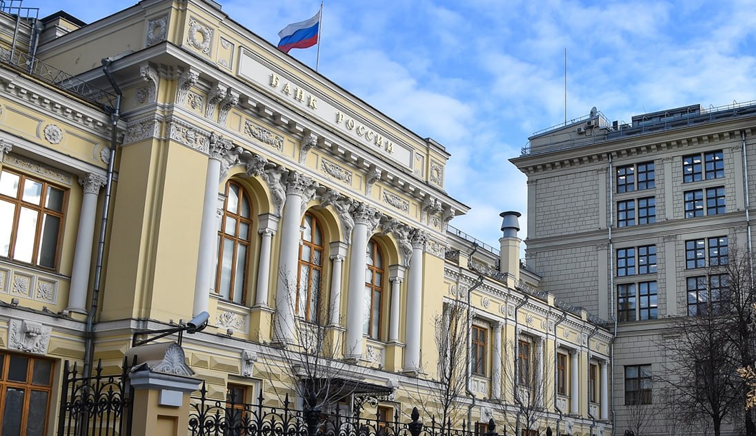 ЦБ изменит правила учета для банковских групп 1  ЦБ намерен изменить перечень финансовых организаций подлежащих консолидации К концу 2027 года кроме самих банков в него войдут  лизинговые и факторинговые компании  МФО  управляющие компании  брокеры  дилеры  специализированные финансовые общества 2  Также регулятор предлагает банкам полностью вычитать вложения в НПФ и СК 3  Еще ЦБ намерен уточнить критерии существенности финансовых компаний чтобы весь значимый бизнес попадал в периметр группы Предлагается ввести количественные индивидуальные критерии для таких компаний и снизить порог по соотношению капитала финансовой компании к финансовому результату группы с 10 до 5 4  Также предлагается учитывать в капитале группы все убытки неконсолидируемых компаний через вычет то есть снижать инвестиции в дочки на размер ее убытка и не признавать нереализованную положительную переоценку 5  Банкам придется уравнять между собой финансирование слабых дочек через кредит с инвестициями в их капитал Риск вес по инвестициям сейчас 250 а по кредитам 100 если изменения вступят в силу то риск вес будет одинаковый 250 fatcat18