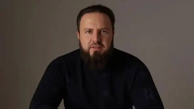 Очередное уголовное дело героя красноярских благоустроительных хроник гендиректора ООО ПКФ Доринвестстрой Арцруна Арутюняна закончилось приговором Год назад уже являясь подозреваемым по уголовному делу о мошенничестве при исполнении муниципальных контрактов на ремонт дорог Емельяновского района Арцрун Ишханович пытаясь порешать вопрос не придумал ничего лучше чем дать взятку оперативному сотруднику УФСБ Но вместо того чтобы по замыслу Арутюняна прельститься 2 миллионами рублей оперативник немедленно об этом щедром предложении сообщил своему руководству  Спустя несколько дней уверенный в успехе своей авантюры Арцрун Арутюнян лично передал сотруднику 2 млн руб Сразу после передачи денег он был задержан сотрудниками УФСБ К имеющимся обвинениям в мошенничестве добавилось еще одно уголовное дело о покушении на дачу взятки С учетом позиции государственного обвинителя суд признал Арцруна Ишхановича виновным в даче взятки ч 5 ст 291 УК РФ и приговорил по совокупности с предыдущими приговорами к 9 годам лишения свободы с отбыванием в колонии строгого режима со штрафом в размере 15 млн руб Также суд конфисковал 2 млн руб эквивалент взятки это какой же фантастической самоуверенностью надо обладать чтобы лично передавать взятку сотруднику УФСБ NeNASHI