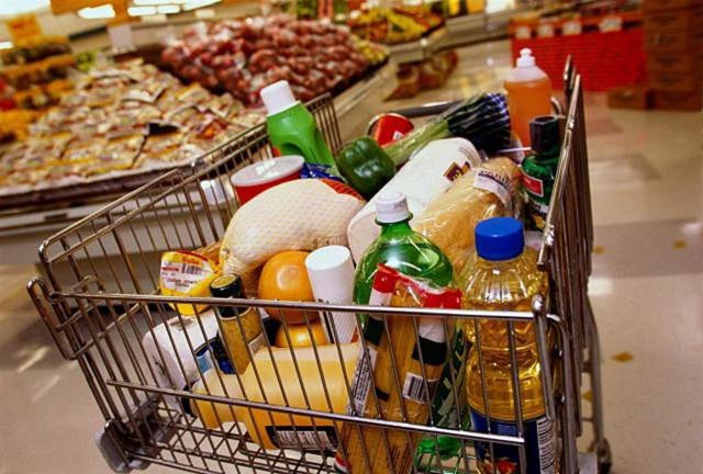 В 9 тысяч рублей в среднем обходится продуктовая корзина в Петербурге по сравнению с июлем цены упали на 4 3 Заметно подешевели овощи капусты белокочанная картофель помидоры А огурцы подорожали