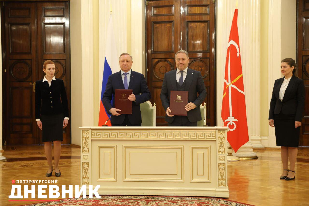 Александр Беглов и Александр Бельский подписали план совместной законопроектной работы на год В документе — 68 инициатив, среди которых: законопроекты о выплатах ветеранам Великой Отечественной войны, поддержке студентов, многодетных семей, а также пакет законопроектов для участников специальной военной операции и членов их семей, и проект закона об увековечивании памяти геноцида советского народа в годы Великой Отечественной войны. «Нам предстоит насыщенная, интересная работа, нацеленная на социально-экономическое развитие, повышение качества жизни её жителей. Опыт показывает, что в тесном взаимодействии с правительством нашего города все по плечу, любые вершины», — заключил Александр Бельский. Фото: Олег Золото Петербургский дневник