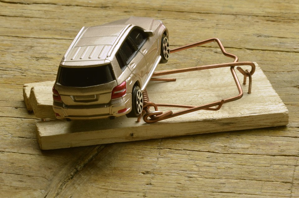 Житель Обоянского района пополнил счета мошенников почти на 2 миллиона рублей ожидая доставки машины 35 летний мужчина Обоянского района в социальной сети увидел объявление о подборе любой иномарки за рубежом и ее доставке в любой регион Мечта о выбранном автомобиле для доверчивого курянина становилась явью Он связался с менеджером который разъяснил все подробности процедуры проконсультировал о технических характеристиках транспорта и в кротчайшие сроки подобрал нужную машину Клиенту скидывали фотографии всегда отвечали на вопросы Вскоре зашла речь о непосредственной доставке Осуществить ее можно было после оплаты части стоимости автомобиля и процедуры перевозки через границу Мужчина не чувствуя подвоха перевел 1 9 миллионов рублей по указанным реквизитам Но транспорта так и не дождался ни к указанному сроку ни позже Связь с менеджером прервалась Последовало обращение в полицию Полиция рекомендует пользоваться только проверенными фирмами и организациями при приобретении транспорта Всегда читайте отзывы и информацию о деятельности коммерческих организаций При любых сомнениях откажитесь от перевода средств посторонним лицам