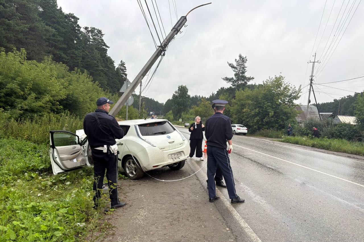 В Березовском в 124 квартале в районе дома 4/б водитель «Nissan Leaf» превысил скорость и потерял контроль над управлением иномарки. Машина вылетела с проезжей части и врезалась в столб линии опоры электропередач. В результате ДТП 36-летняя пассажирка автомобиля от полученных травм скончалась на месте происшествия, до прибытия бригады медиков. 41-летний водитель с различными травмами доставлен в больницу. Мужчина, находившийся за рулем иномарки, имеет стаж вождения 22 года, к административной ответственности за нарушение ПДД не привлекался. Состояние водителя в момент происшествия будет установлено по результатам назначенного химико-токсикологического исследования. : ГИБДД региона.