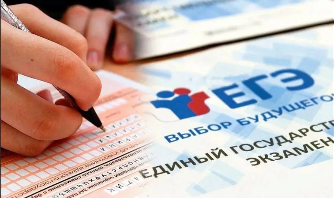 За ходом ЕГЭ в Оренбуржье будет наблюдать общественный контроль Как уточнили в правительстве региона, к наблюдению за экзаменами привлечены 300 общественных наблюдателей, 255 из них – представители родительской общественности. Их задача – следить за соблюдением правил всеми участниками экзаменационного процесса и фиксировать нарушения. Дополнительный контроль будет осуществляться из ситуационного центра, развернутого на базе Оренбургского колледжа экономики и информатики. Оттуда видеонаблюдение за процедурой государственных экзаменов будут вести 66 онлайн-наблюдателей из числа студентов региональных колледжей. Все общественные наблюдатели прошли специализированное обучение. Напомним, экзамены пройдут с 23 мая по 24 июня. В Оренбургской области к сдаче экзаменов готовятся 7000 участников. Оренбуржье