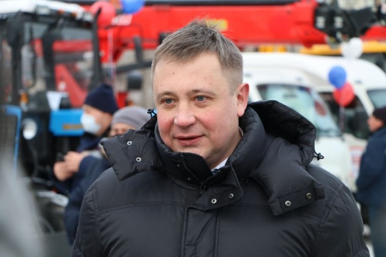 Куйбышевский райсуд отправил гендиректора Омскэлектро Андрея Жуковского в СИЗО на два месяца Ему вменяют в вину злоупотребление должностными полномочиями Накануне о задержании гендиректора Омскэлектро сообщали омские СМИ однако официальных заявлений правоохранителей на этот счет не было Сегодня же в Областном суде сообщили что постановлением Куйбышевского районного суда г Омска было удовлетворено ходатайство следователя СУ СК РФ по Омской области об избрании ему меры пресечения в виде заключения под стражу Андрея Жуковского отправили в СИЗО на срок в два месяца Также стало известно что генерального директора АО Омскэлектро обвиняют в совершении преступления предусмотренного ч 3 ст 285 УК РФ злоупотребление должностными полномочиями Постановление не вступило в законную силу и еще может быть обжаловано
