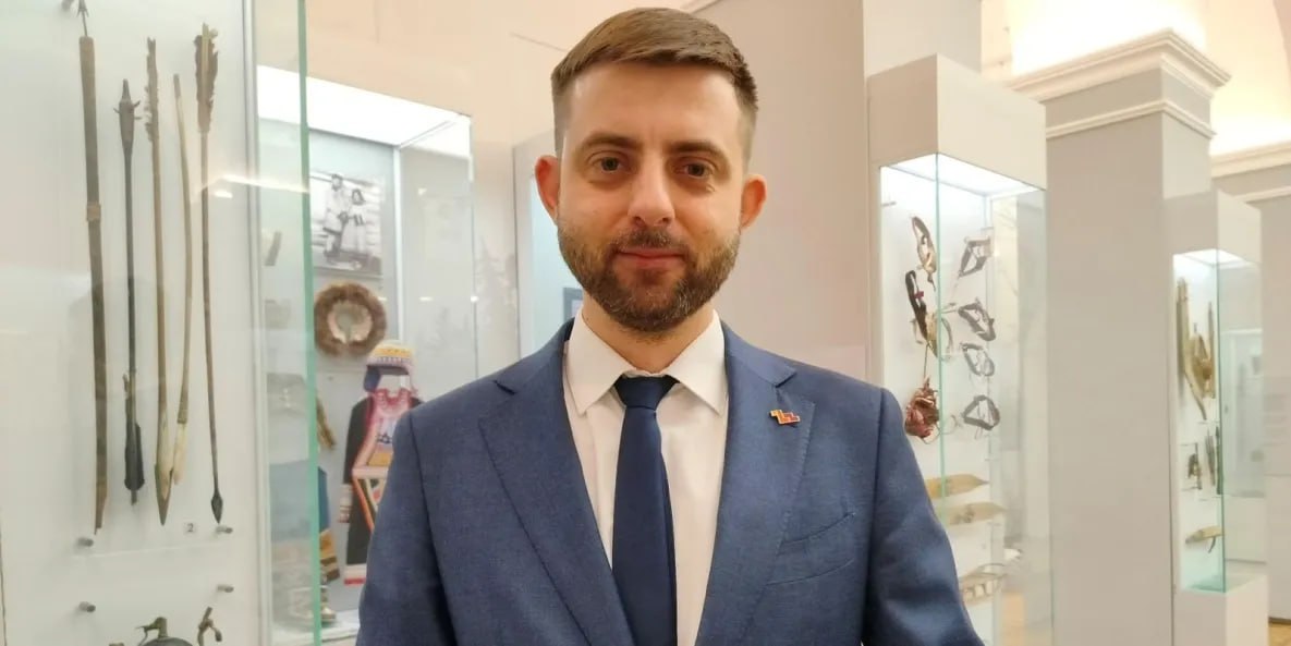 Гродековский музей готовится показать хабаровчанам сокровища Эрмитажа Первые Дни Эрмитажа пройдут в гродековском музее Хабаровска в 2027 году об этом договорились правительство Хабаровского края и руководство государственного музея Запланирована выставка Зерцало востока она посвящена Японии искусству эпохи Эдо и Мэйдзи где можно будет увидеть уникальные экспонаты в том числе дары привезённые цесаревичем Николаем Александровичем Также планируется инклюзивная выставка Незримое искусство на которой будут представлены барельефы по мотивам знаменитых фресок Пенджикента а также тактильные копии фрагментов Пазырыкского ковра древнейшего из ворсовых ковров и многое другое Также будет продолжена работа с Музеями Московского Кремля Дальневосточникам покажут Посольские дары которые поведают о том как ценили наших правителей как их уважали какие подношения привозили дабы выразить свое почтение А еще в Хабаровск привезут интересные выставки из регионов Впервые у хабаровчан появится возможность увидеть настоящее вологодское кружево лучшие его образцы Первый раз гродековский музей распахнет двери для масштабного проекта Амурский край представив новосибирский государственный музей который совместно с Росфото покажет портреты сибиряков 19 века А уже в феврале в гродековском откроется выставка посвященная Китаю из коллекции самого музея Многие вещи посетителям покажут впервые todaykhv