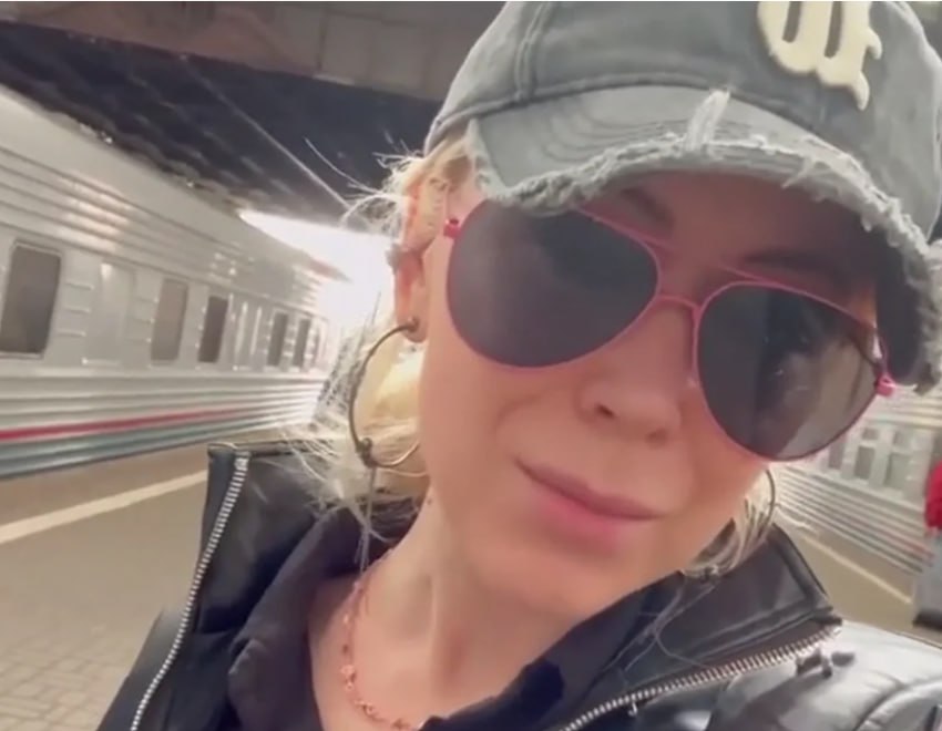 Вслед за Шаманом Екатерина Мизулина отправилась на поезде в Ростов Глава Лиги безопасного интернета не уточнила цели своего визита в город. Она опубликовала короткое видео, записанное на железнодорожном вокзале. В первую очередь, она обратилась к старшеклассникам, которым предстоит сдать государственный экзамены. – Всем привет и всем хорошей рабочей и учебной недели. Неделя будет непростая, потому что на этой неделе во многих школах пройдут последние звонки. Ну и начинаются первые ОГЭ и ЕГЭ. Ребят, всем вам желаю удачи, вы большие молодцы и вы со всем справитесь, – поддержала выпускников Мизулина. В самом конце видео она добавила, что отправляется на юг России, а конкретно в Ростов. Отметим, что в ближайшие дни, 20 и 21 мая, певец Шаман выступит на сцене в Ростове. Распроданы практически все билеты. Помимо этого, 9 марта Шаман и Мизулина объявили, что состоят в романтических отношениях.