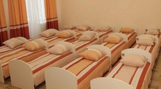 Село Коелга в Челябинской области всё ещё не согрелось Село Коелга в Еткульском районе Челябинской области всё ещё не согрелось тяготы жизни без тепла в холодном октябре познали и самые маленькие селяне воспитанники детского сада Колосок Ситуация в населённом пункте где в текущем отопительном сезоне возникли проблемы с включением отопления ранее агентство Урал пресс информ сообщало о замерзающих и задыхающихся жильцах многоквартирного дома 27 по улице Мира поставлена на контроль в районной прокуратуре Так накануне 14 октября прокурор Еткульского района Сергей Сараев выезжал на место с проверкой ПОДРОБНЕЕ URALPRESS RU