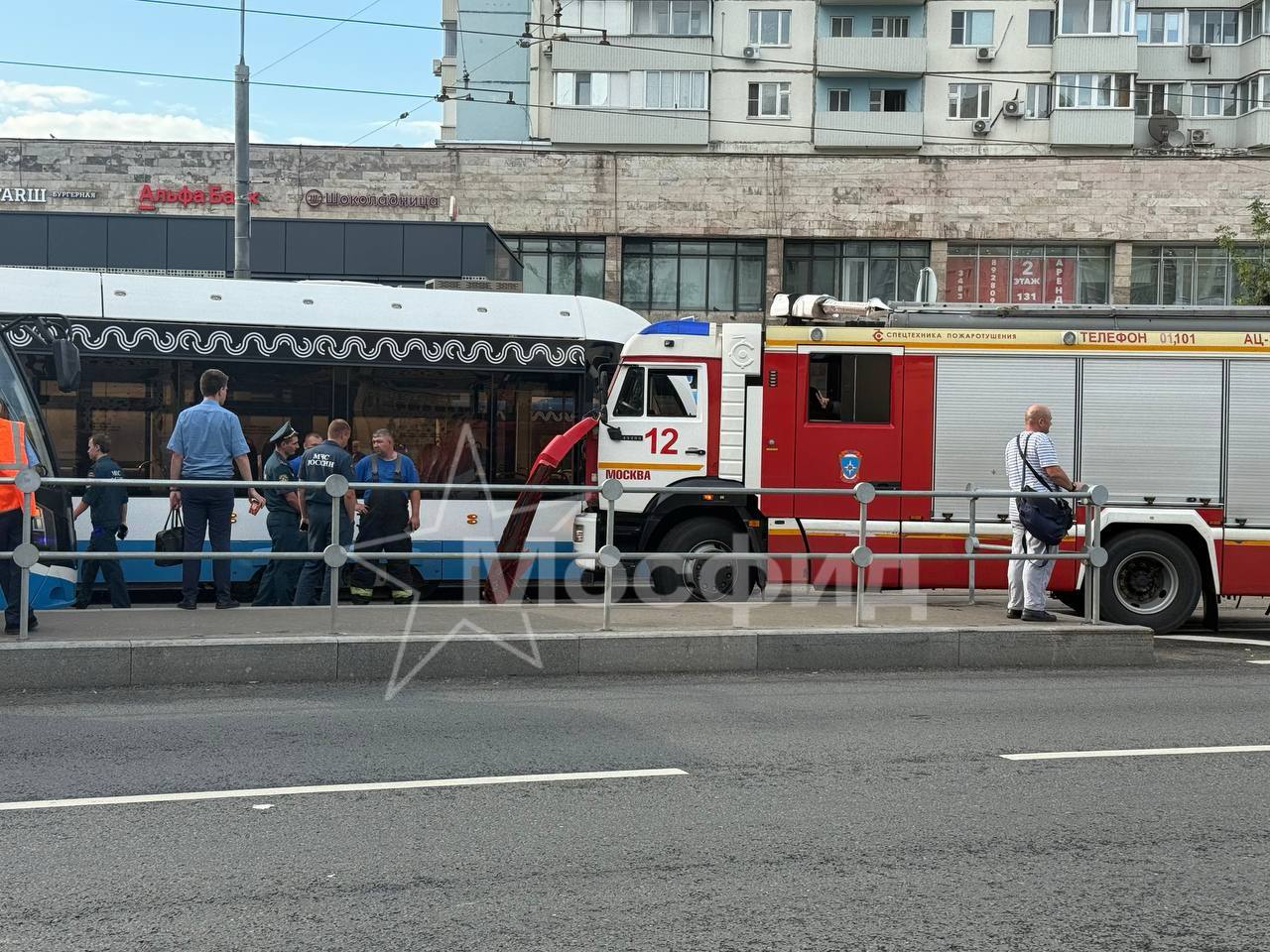 Пожарная машина столкнулась с трамваем в Сокольниках. Образовалась пробка.