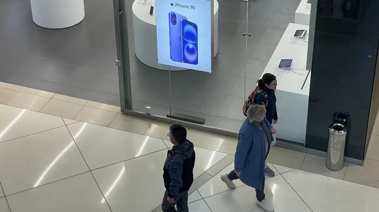 Стало известно на какие покупки брянцы тратили деньги зря   guberniya tv obshhestvo 325354 Согласно данным исследования женщины чаще всего разочаровывались в импульсивных тратах на одежду обувь и косметику тогда как мужчины жалели о покупке смартфонов и биологически активных добавок ƃℾ подписаться прислать новость